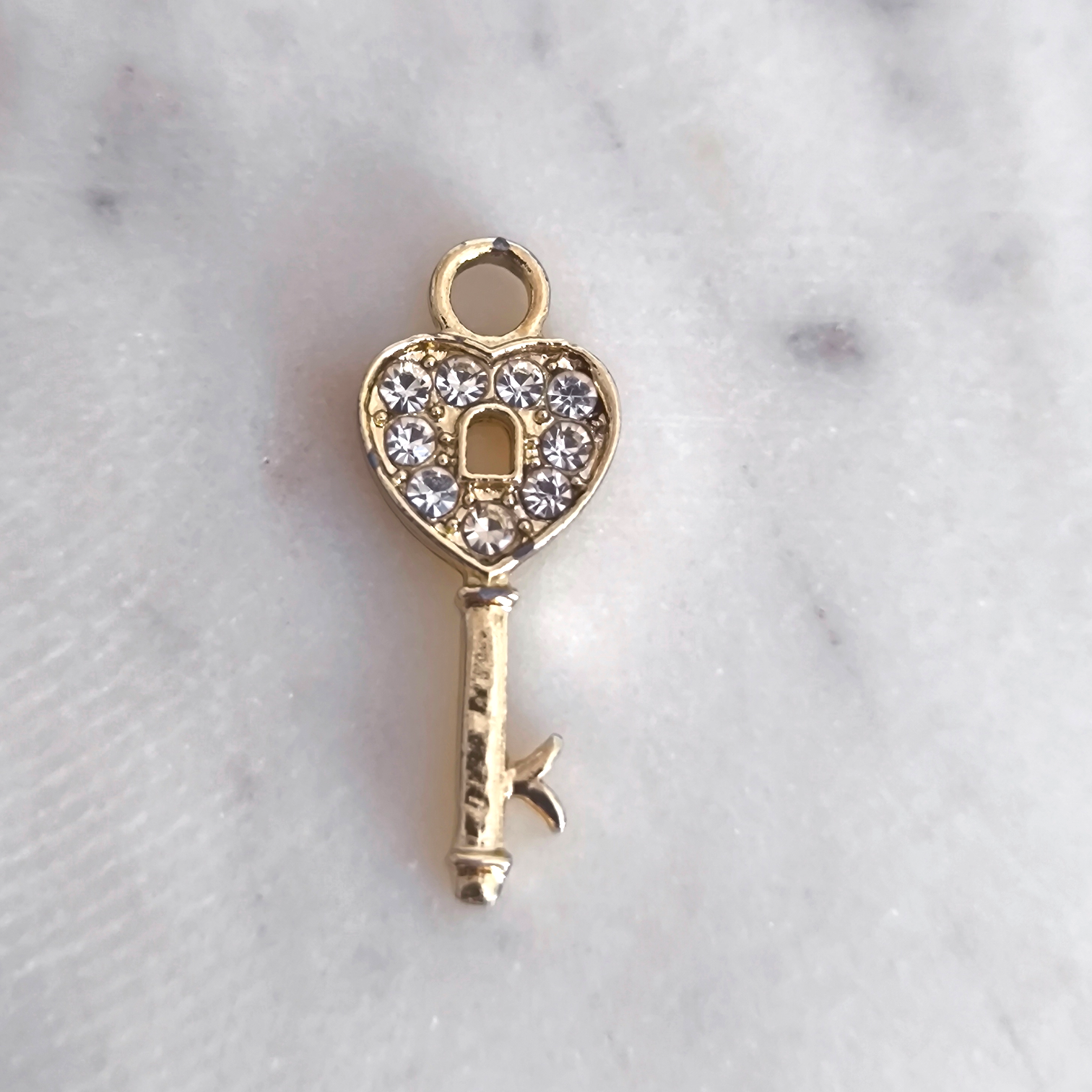 HEART KEY CHARM- LLAVE BRILLANTE