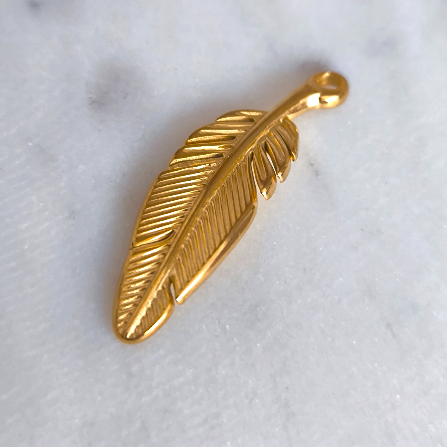 Charm Pluma Dorada Eterna