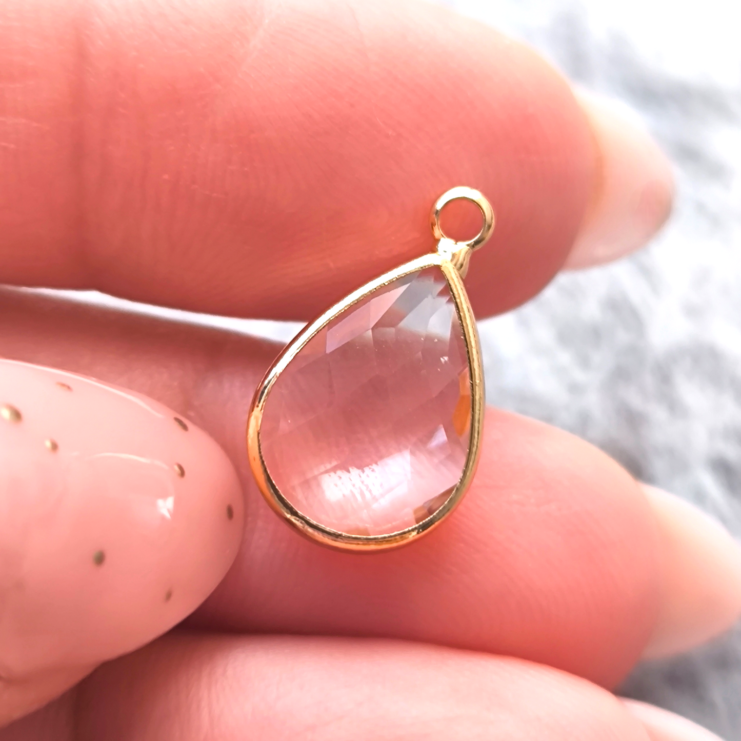 Crystal Whisper · Charm de Lágrima Transparente