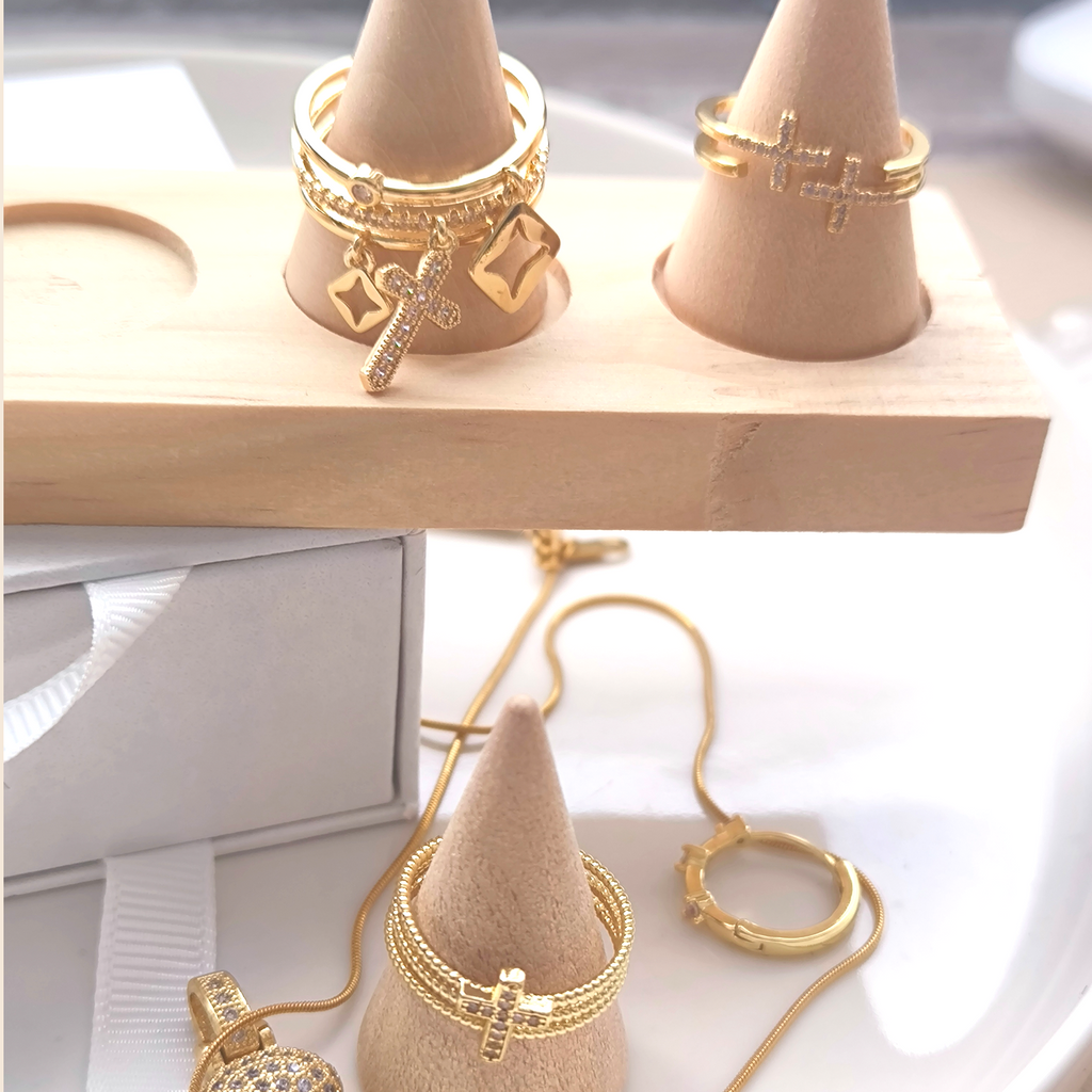 TRI LUMIS ORBIT — Anillo de Tres Esferas con Charms y Zirconitas