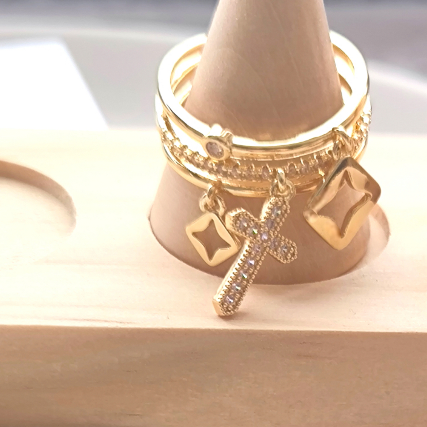 TRI LUMIS ORBIT — Anillo de Tres Esferas con Charms y Zirconitas