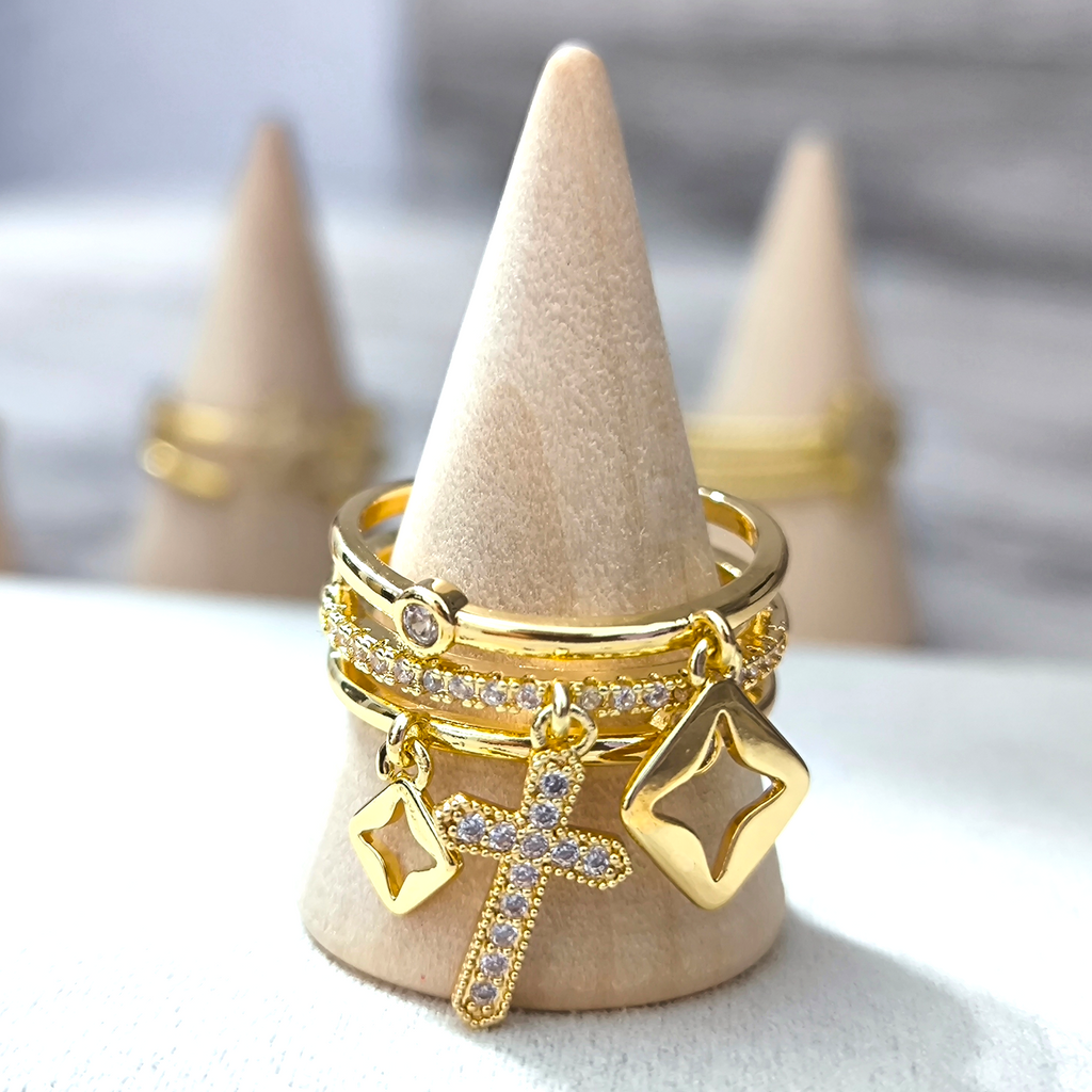 TRI LUMIS ORBIT — Anillo de Tres Esferas con Charms y Zirconitas