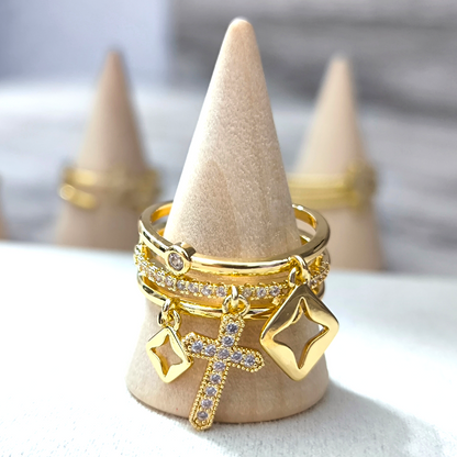 TRI LUMIS ORBIT — Anillo de Tres Esferas con Charms y Zirconitas