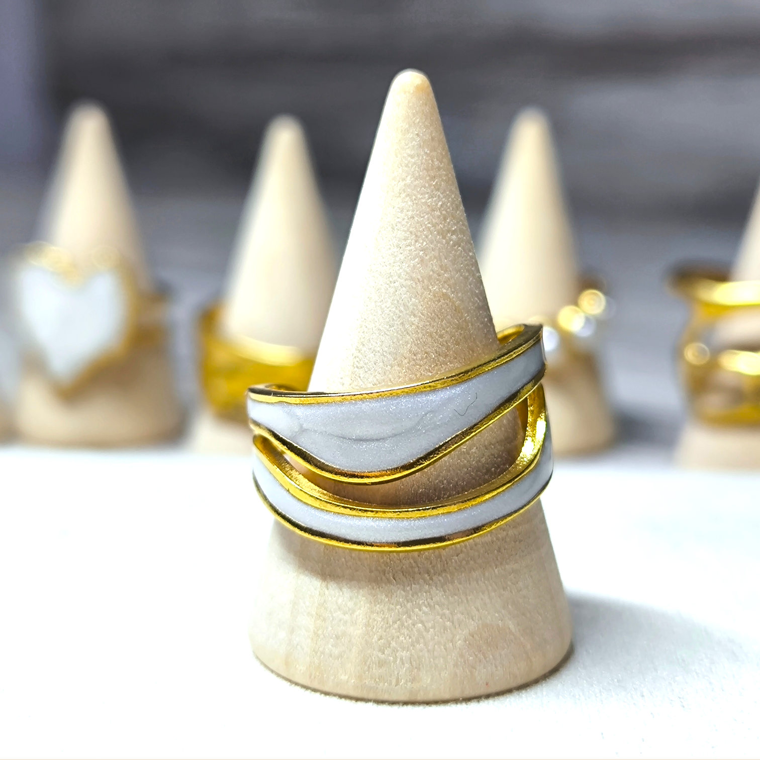 NOVA LINE — Anillo Geométrico con Líneas Blancas & Brillo Suave