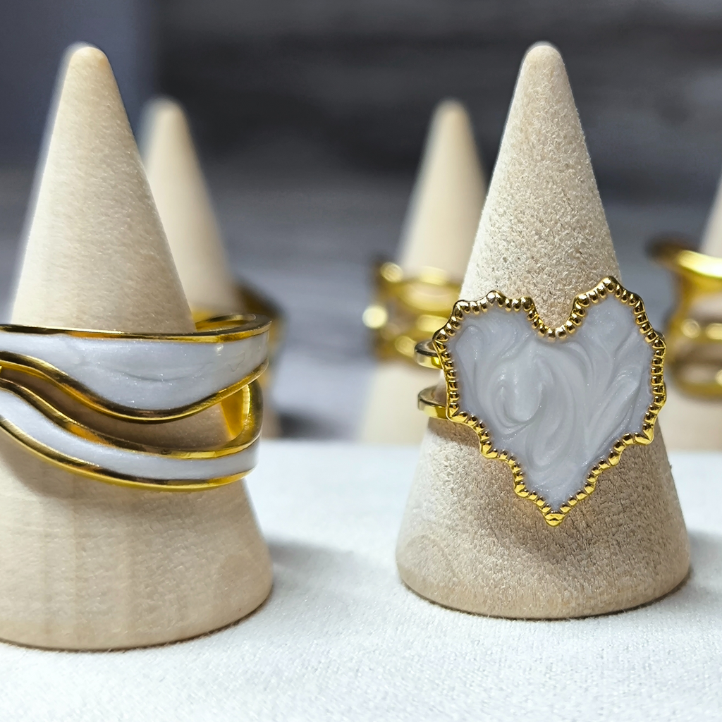 NOVA LINE — Anillo Geométrico con Líneas Blancas & Brillo Suave