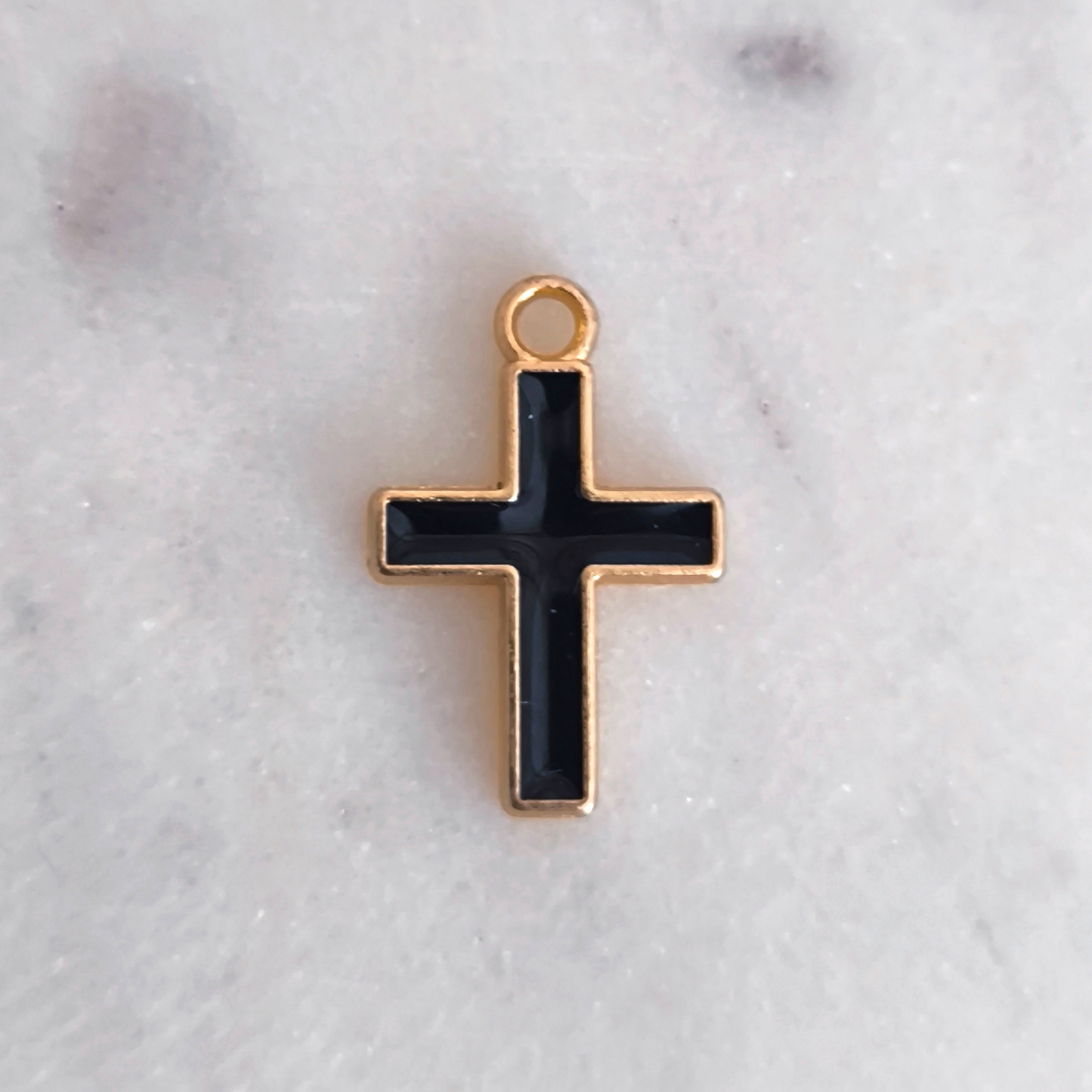 STRONG HEART – Charm Cruz Negra