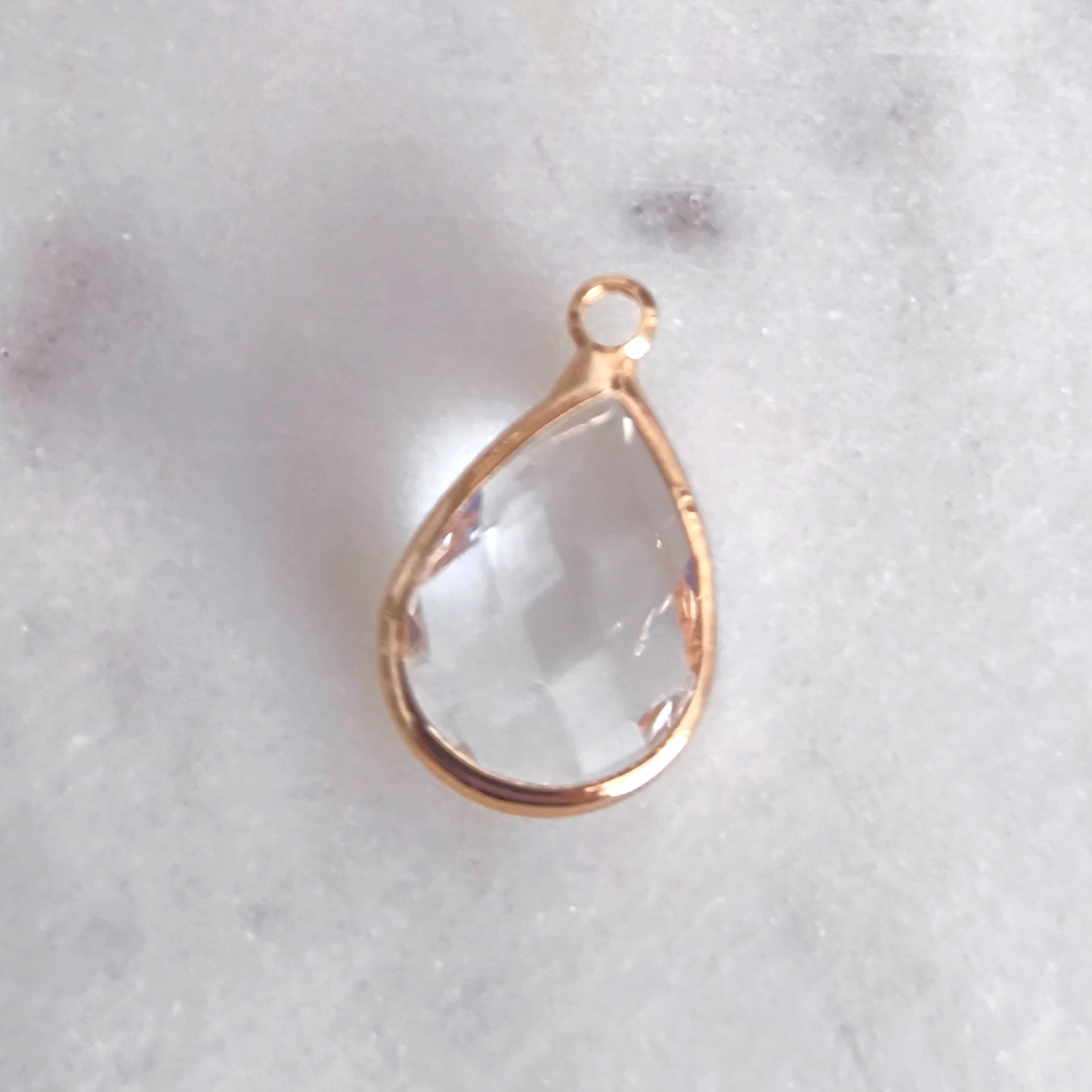 Crystal Whisper · Charm de Lágrima Transparente