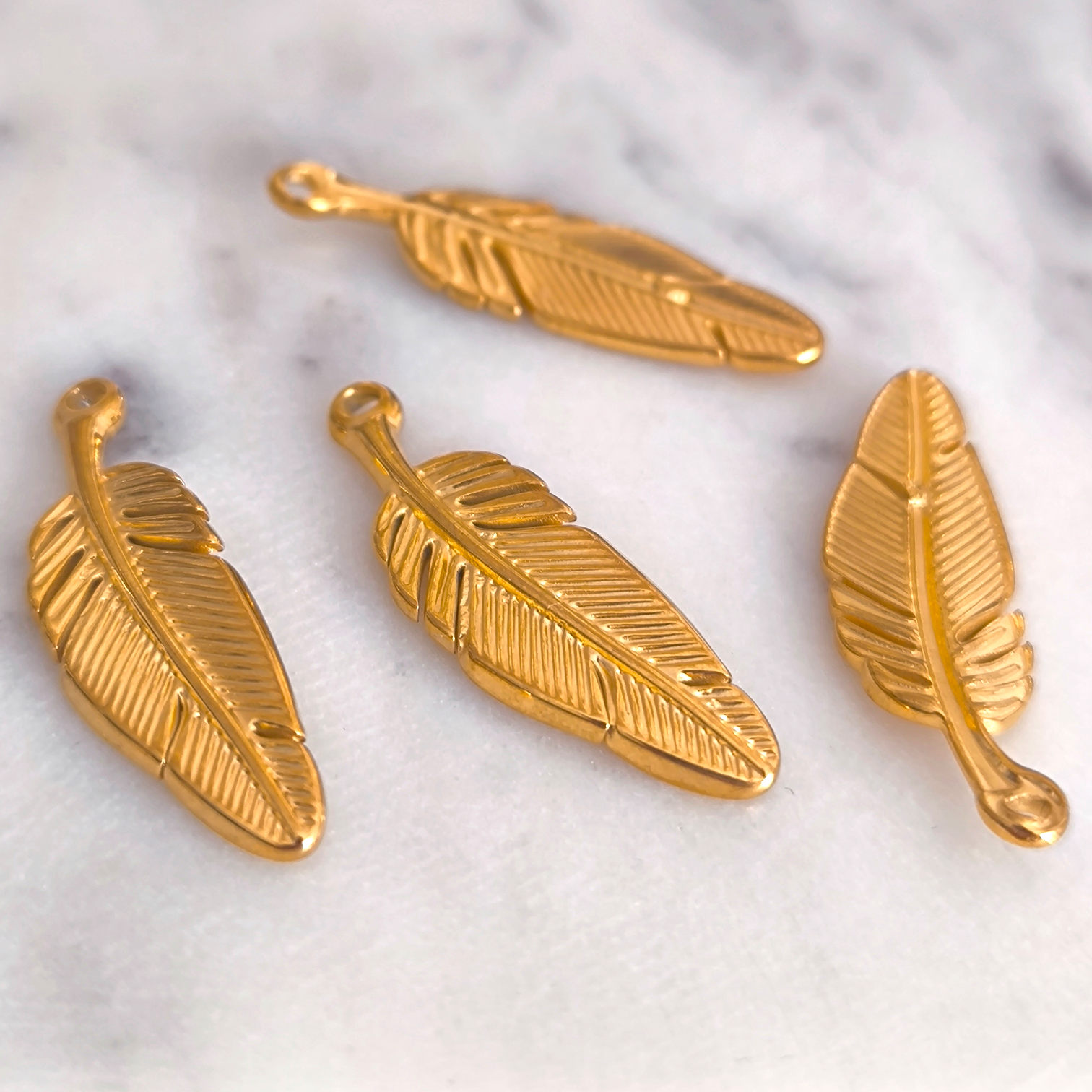 Charm Pluma Dorada Eterna