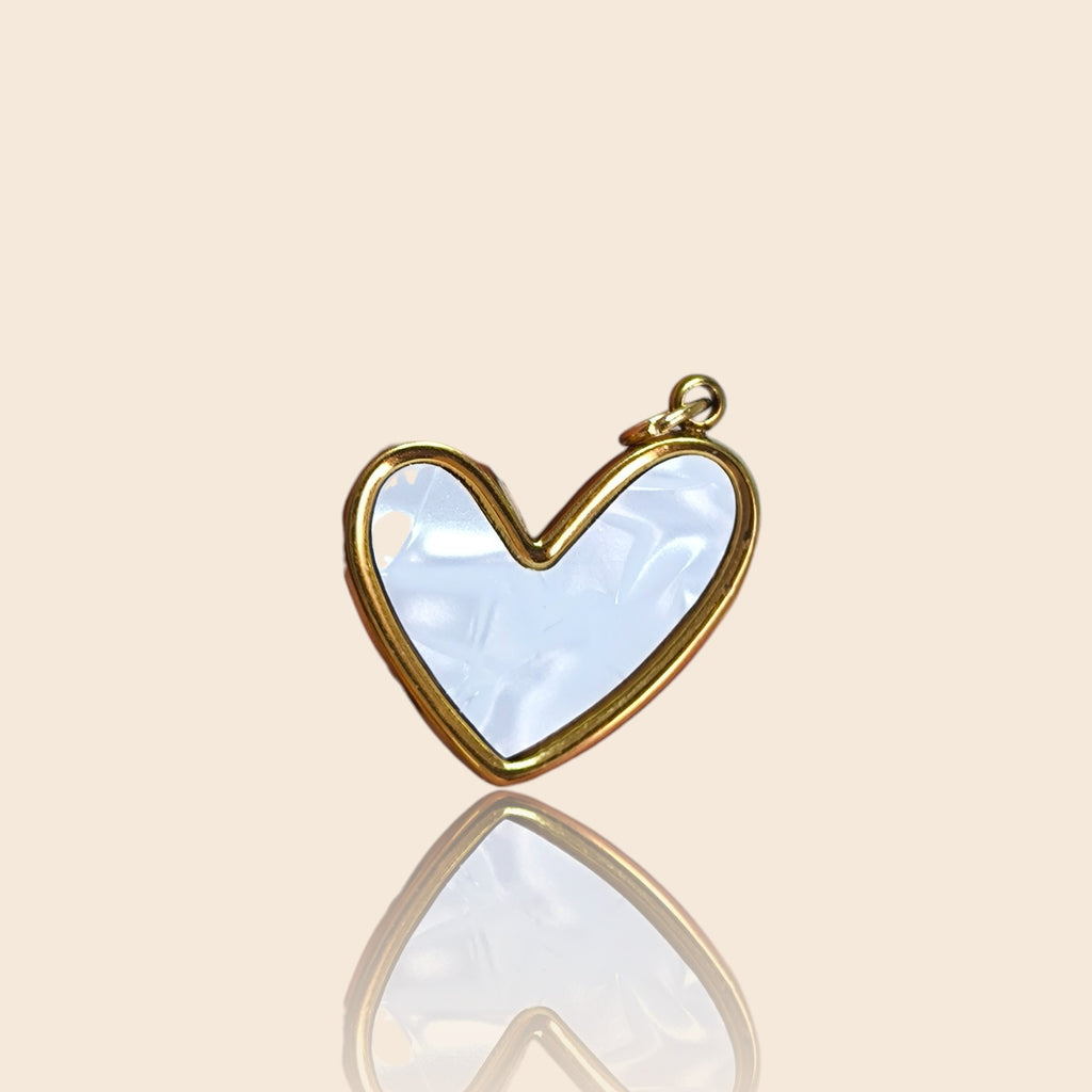 Charm Corazón Brillante – un destello de amor puro y eterno.