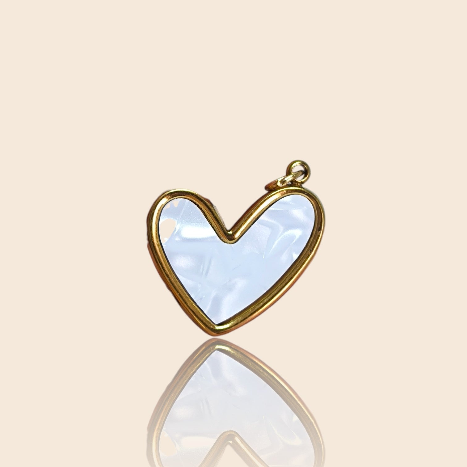 Charm Corazón Brillante – un destello de amor puro y eterno.