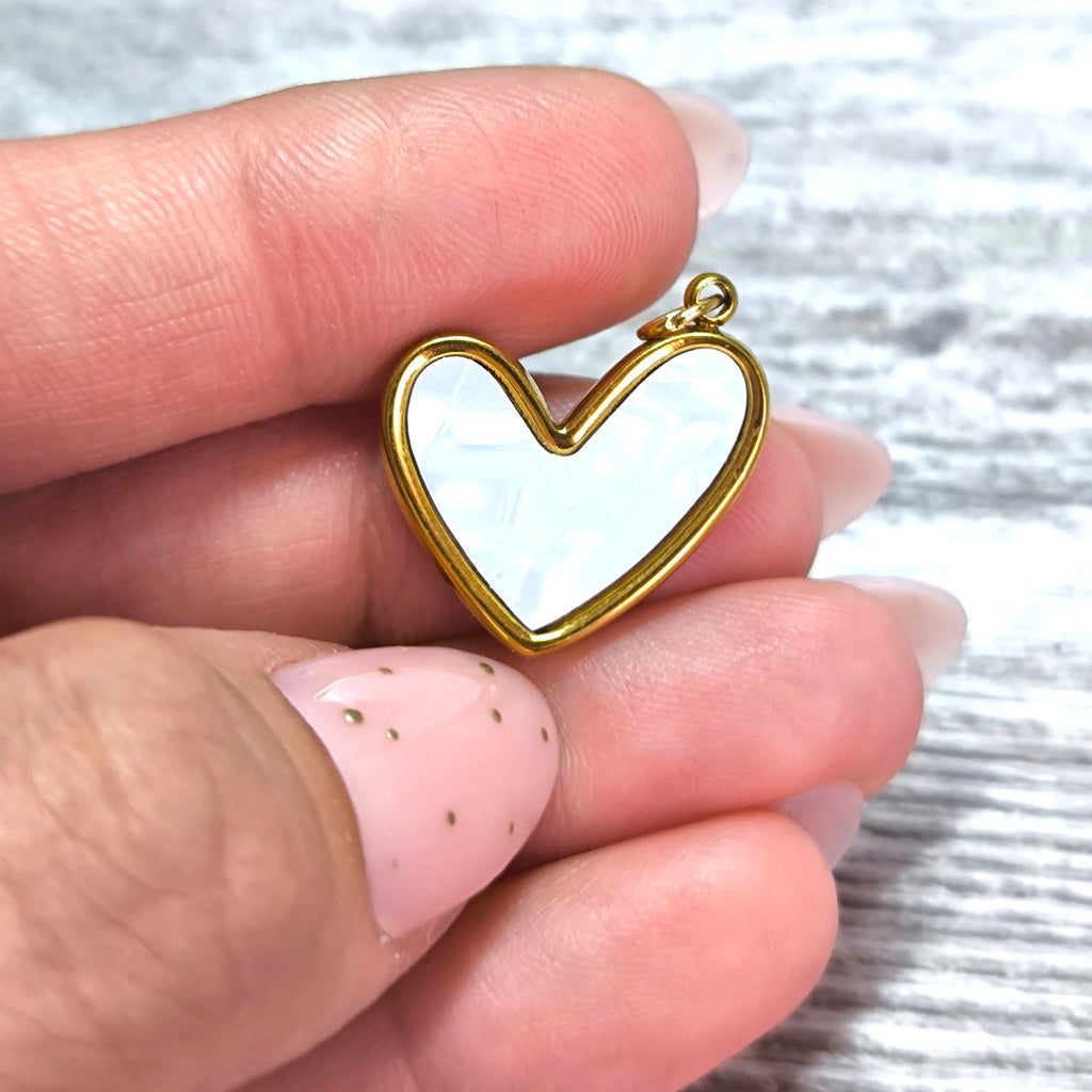 Charm Corazón Brillante – un destello de amor puro y eterno.