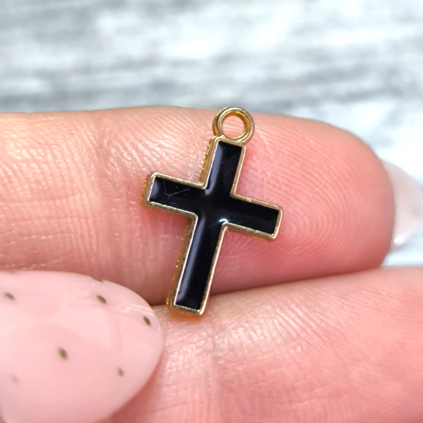 STRONG HEART – Charm Cruz Negra