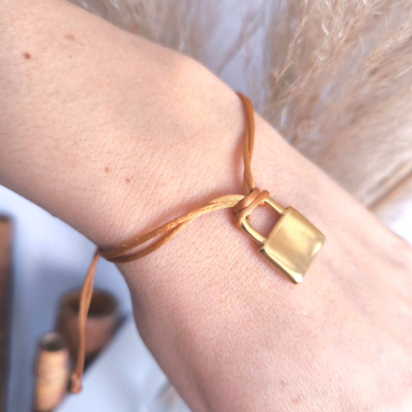 PULSERA HILO CANDADO