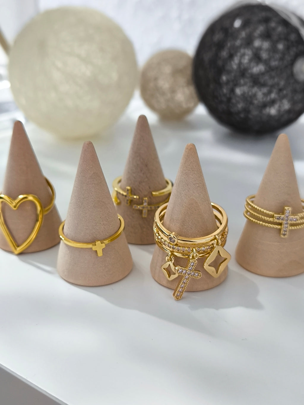 Anillo Esfera Fina con Cruz Pequeña