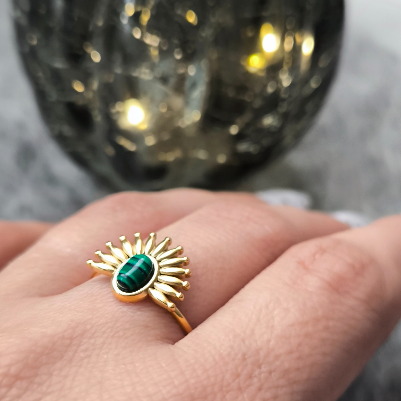 Anillo Estilo Egipcio con Piedra Verde en Corona Solar