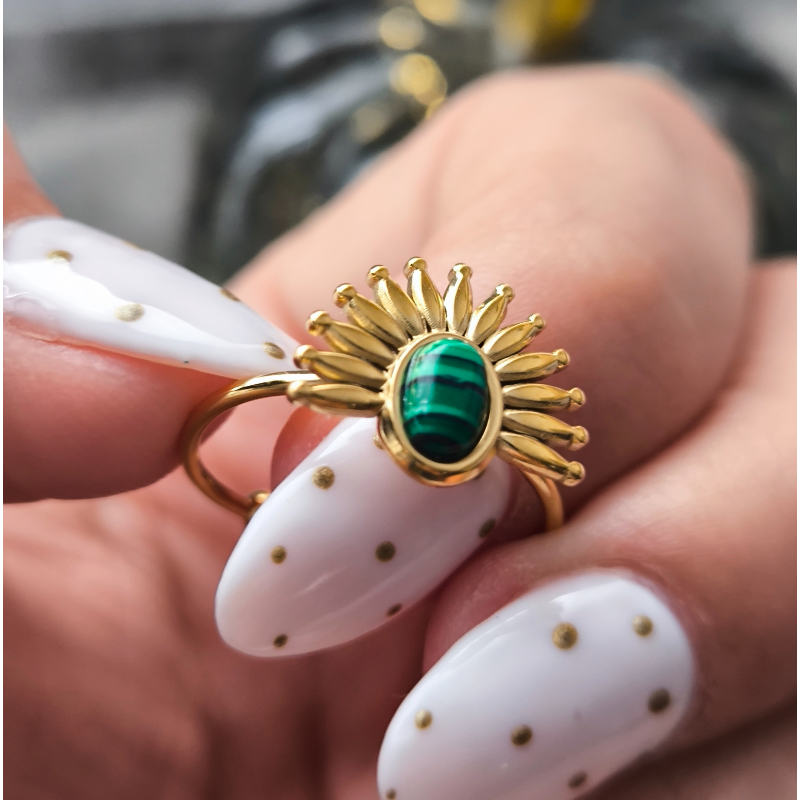 Anillo Estilo Egipcio con Piedra Verde en Corona Solar