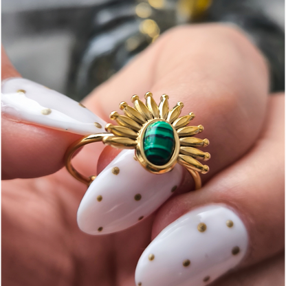 Anillo Estilo Egipcio con Piedra Verde en Corona Solar