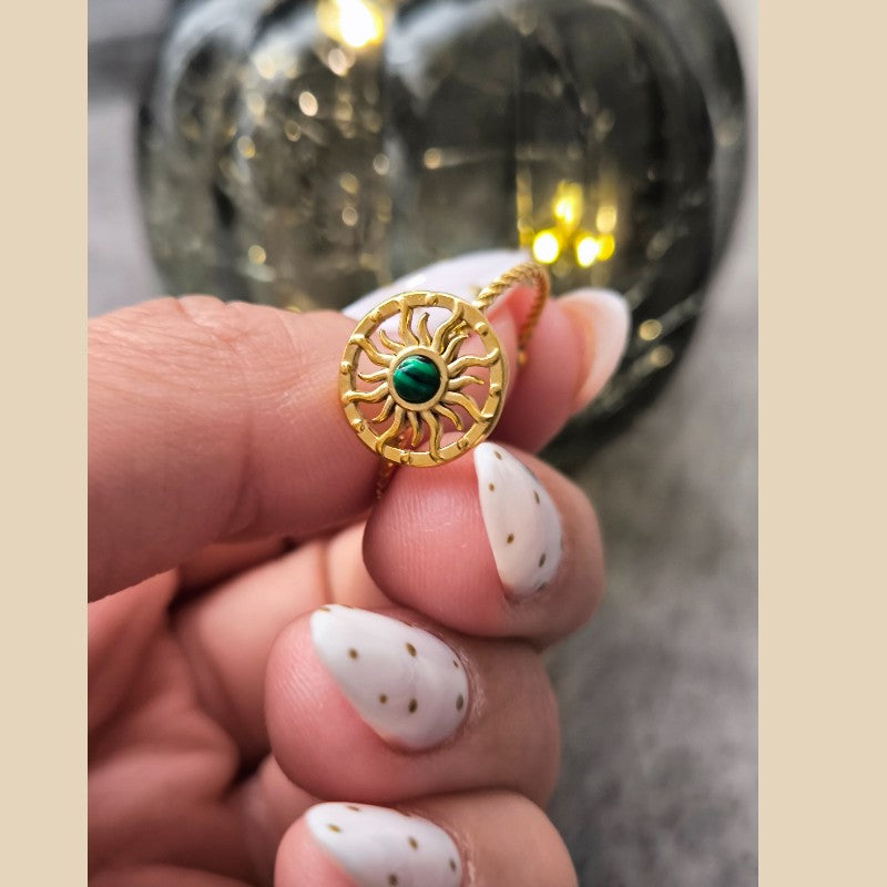Anillo Abierto Retro en Acero Inoxidable con Sol y Piedra Verde – Elegancia Dorada Atemporal