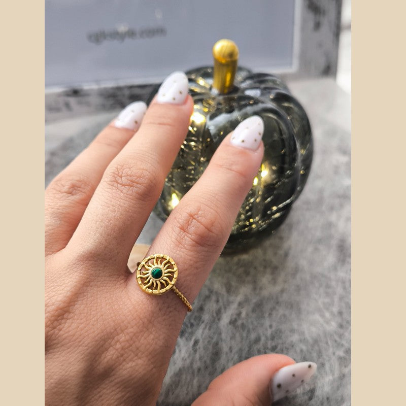 Anillo Abierto Retro en Acero Inoxidable con Sol y Piedra Verde – Elegancia Dorada Atemporal