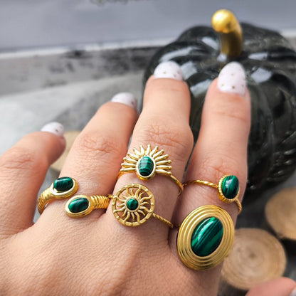Anillo Abierto Retro en Acero Inoxidable con Sol y Piedra Verde – Elegancia Dorada Atemporal