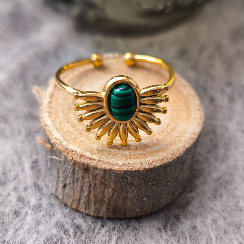 Anillo Estilo Egipcio con Piedra Verde en Corona Solar