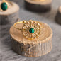 Anillo Abierto Retro en Acero Inoxidable con Sol y Piedra Verde – Elegancia Dorada Atemporal