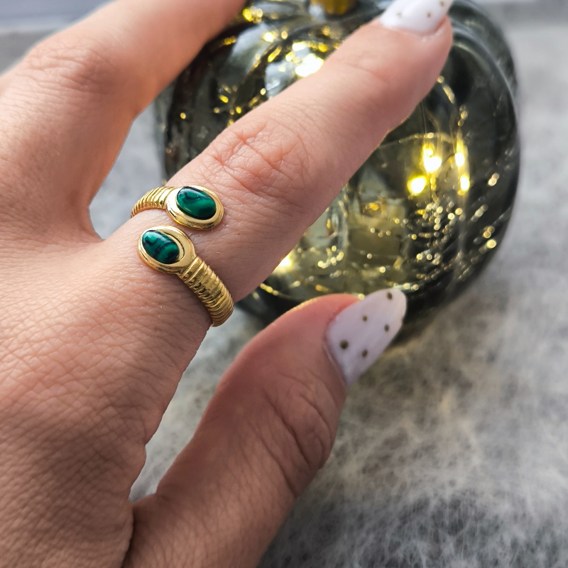 Anillo Serpiente Enrollada en Acero Inoxidable con Cabeza y Cola con Piedra Verde – Joyería Sofisticada para Mujer