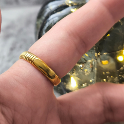 Anillo Serpiente Enrollada en Acero Inoxidable con Cabeza y Cola con Piedra Verde – Joyería Sofisticada para Mujer