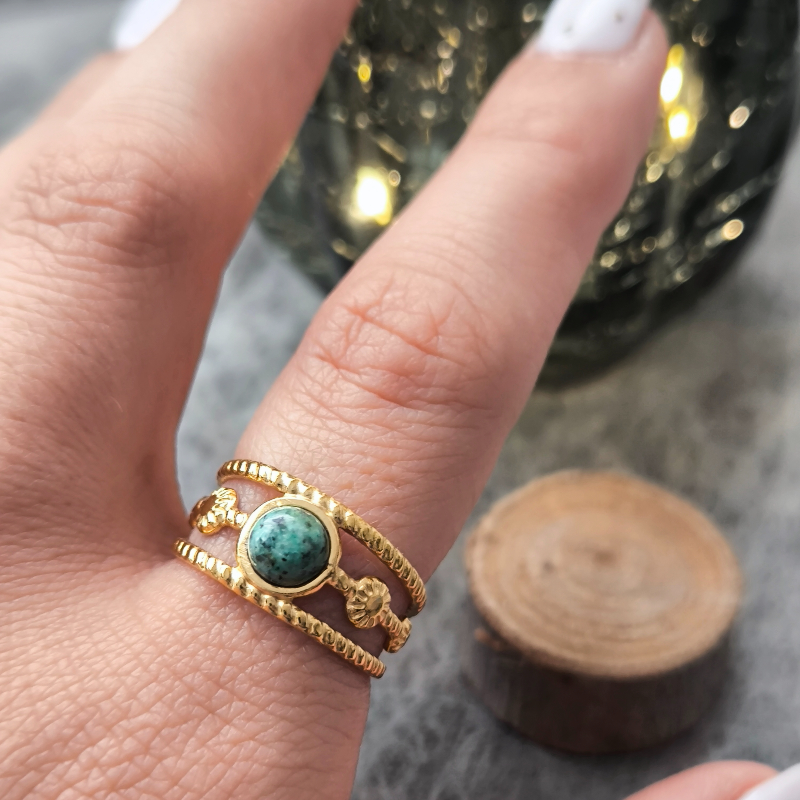 Anillo Romano Triple Vuelta para Mujer con Piedras Verdes y Detalle Solar en Acero
