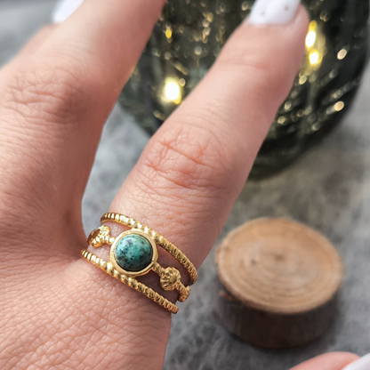Anillo Romano Triple Vuelta para Mujer con Piedras Verdes y Detalle Solar en Acero