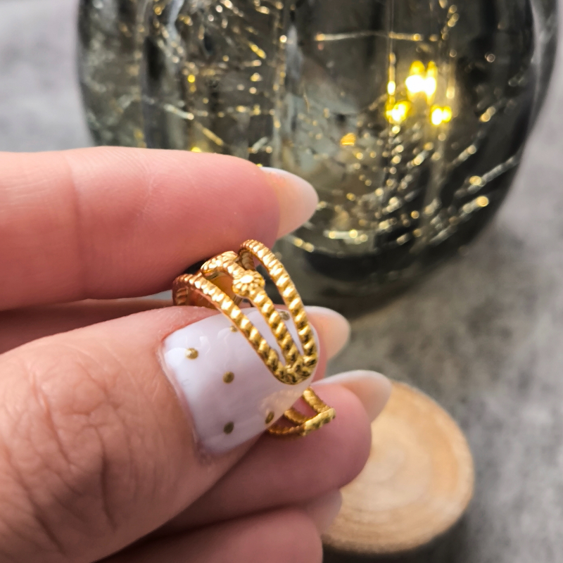 Anillo Romano Triple Vuelta para Mujer con Piedras Verdes y Detalle Solar en Acero