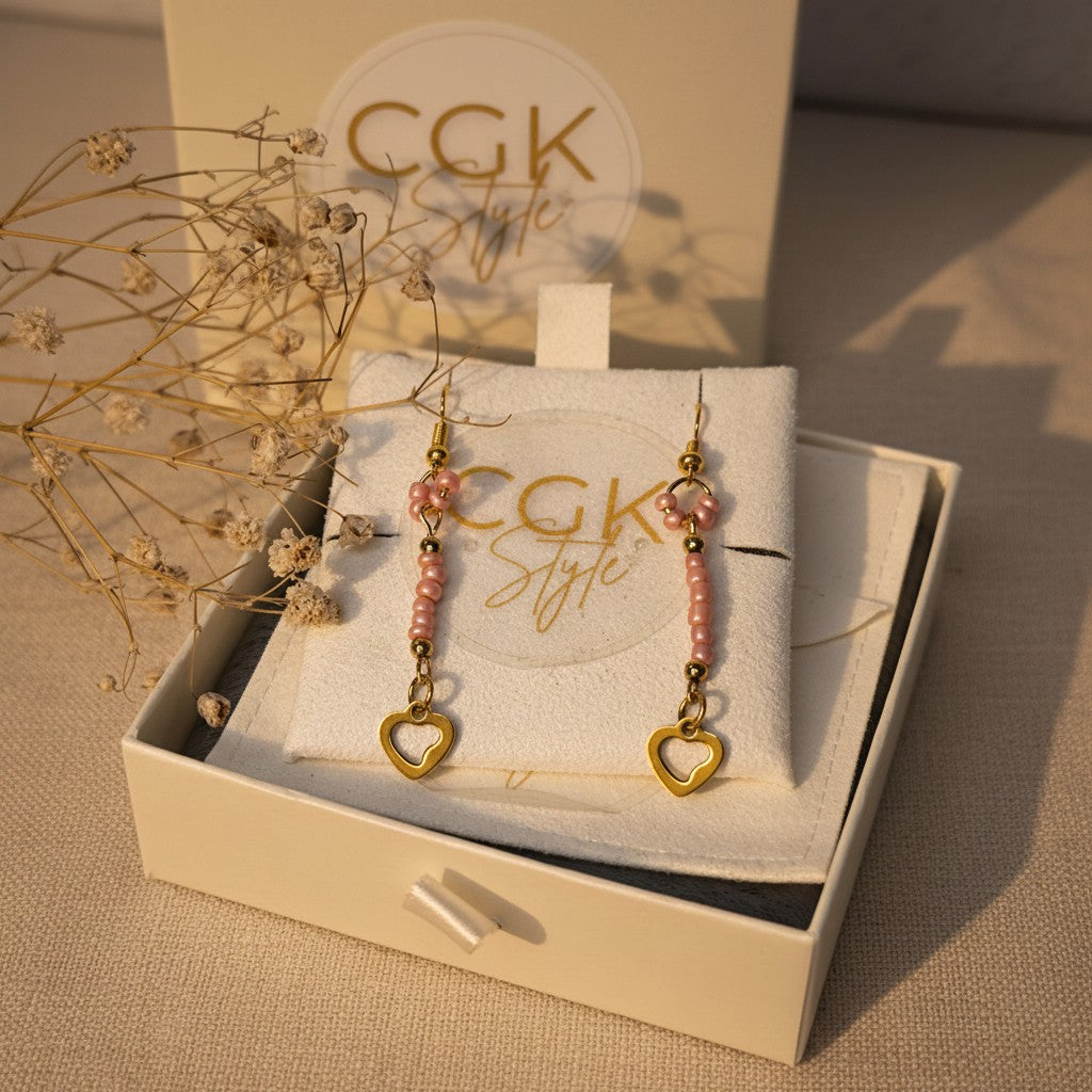 Pendientes colgantes CGK Style con cuentas rosas, detalles en acero inoxidable y dije de corazón en caja de regalo