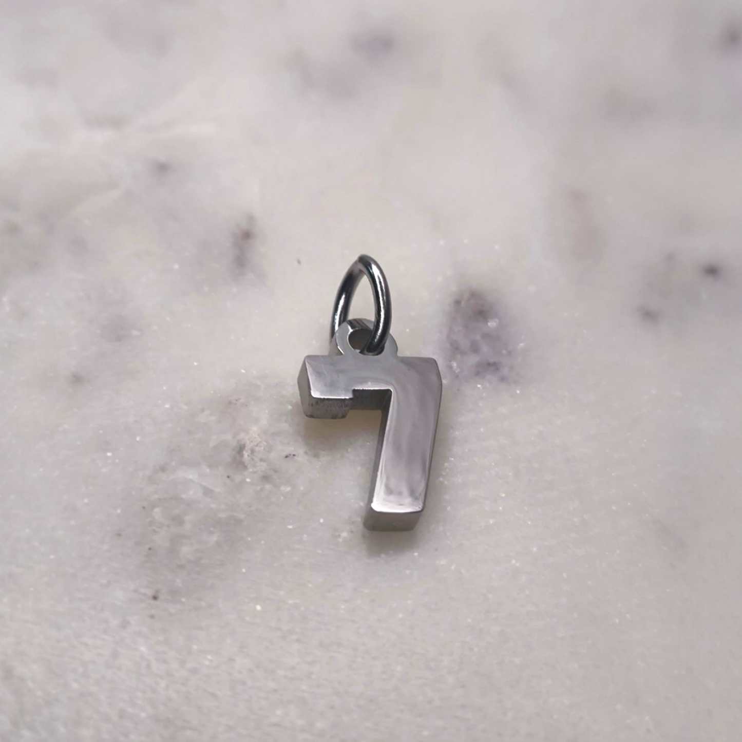 Charm número Plata